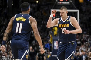  约基奇蝉联常规赛MVP创历史  