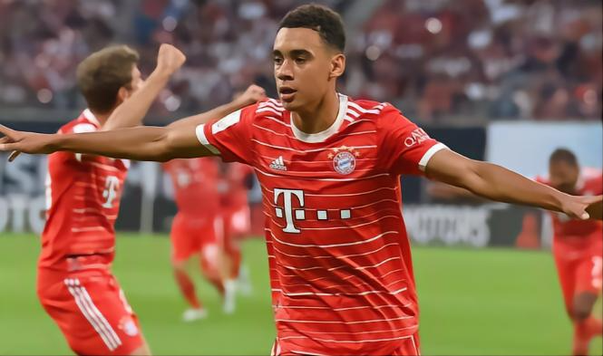  拜仁慕尼黑主帅运筹帷幄，德甲战术布置精准到位